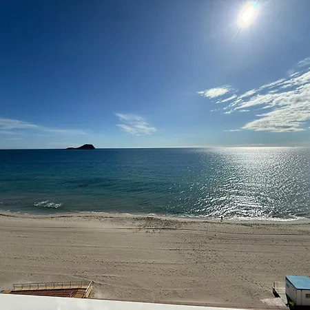 Morena Frente Al Mar Mediterraneo