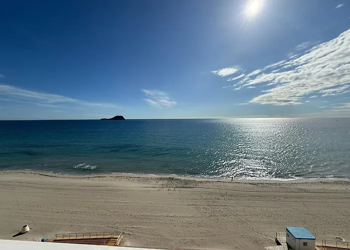 Morena Frente Al Mar Mediterraneo