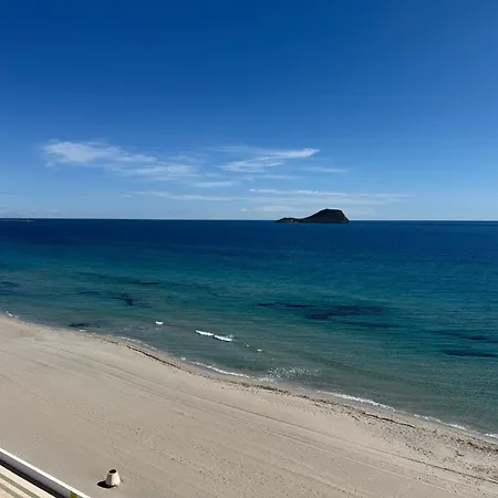 Morena Frente Al Mar Mediterraneo