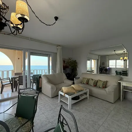 Morena Frente Al Mar Mediterraneo *