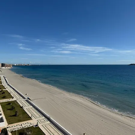 Morena Frente Al Mar Mediterraneo
