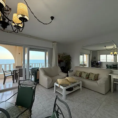 Morena Frente Al Mar Mediterraneo