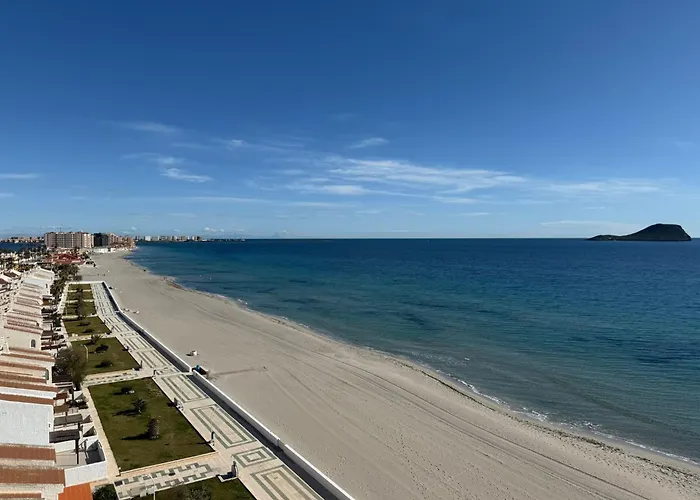 Morena Frente Al Mar Mediterraneo