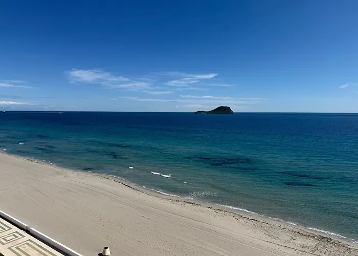 Morena Frente Al Mar Mediterraneo