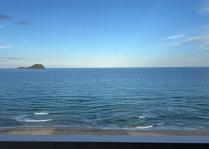 Morena Frente Al Mar Mediterraneo * 拉曼加戴尔马尔梅纳