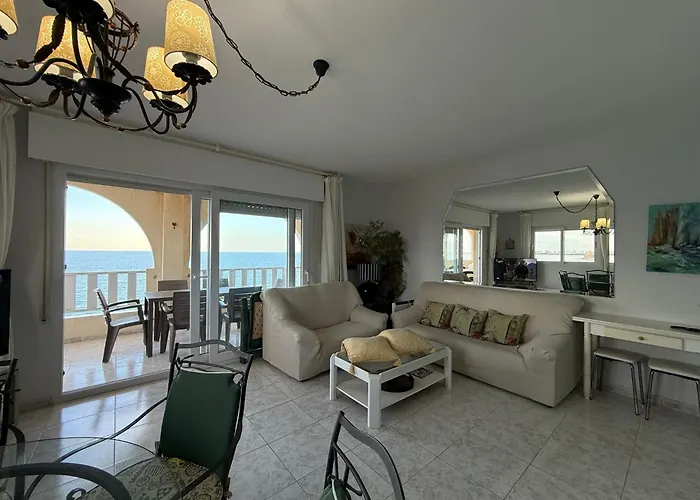 Morena Frente Al Mar Mediterraneo